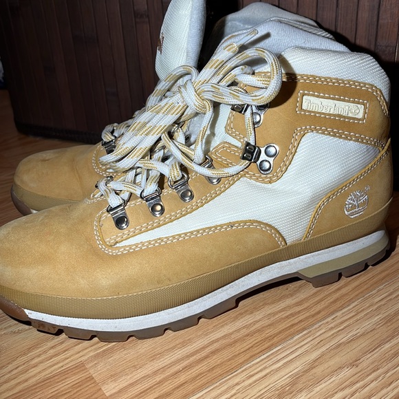 Timberland hiking boots. Size 9 1/2. Tan and beige. - Picture 4 of 9